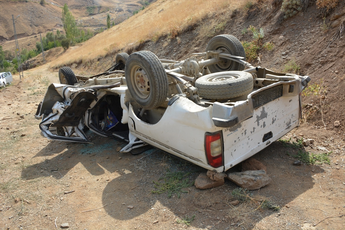 Hakkari'de Feci Kaza: Pikap Şarampole Yuvarlandı, 2 Ölü 1 Yaralı