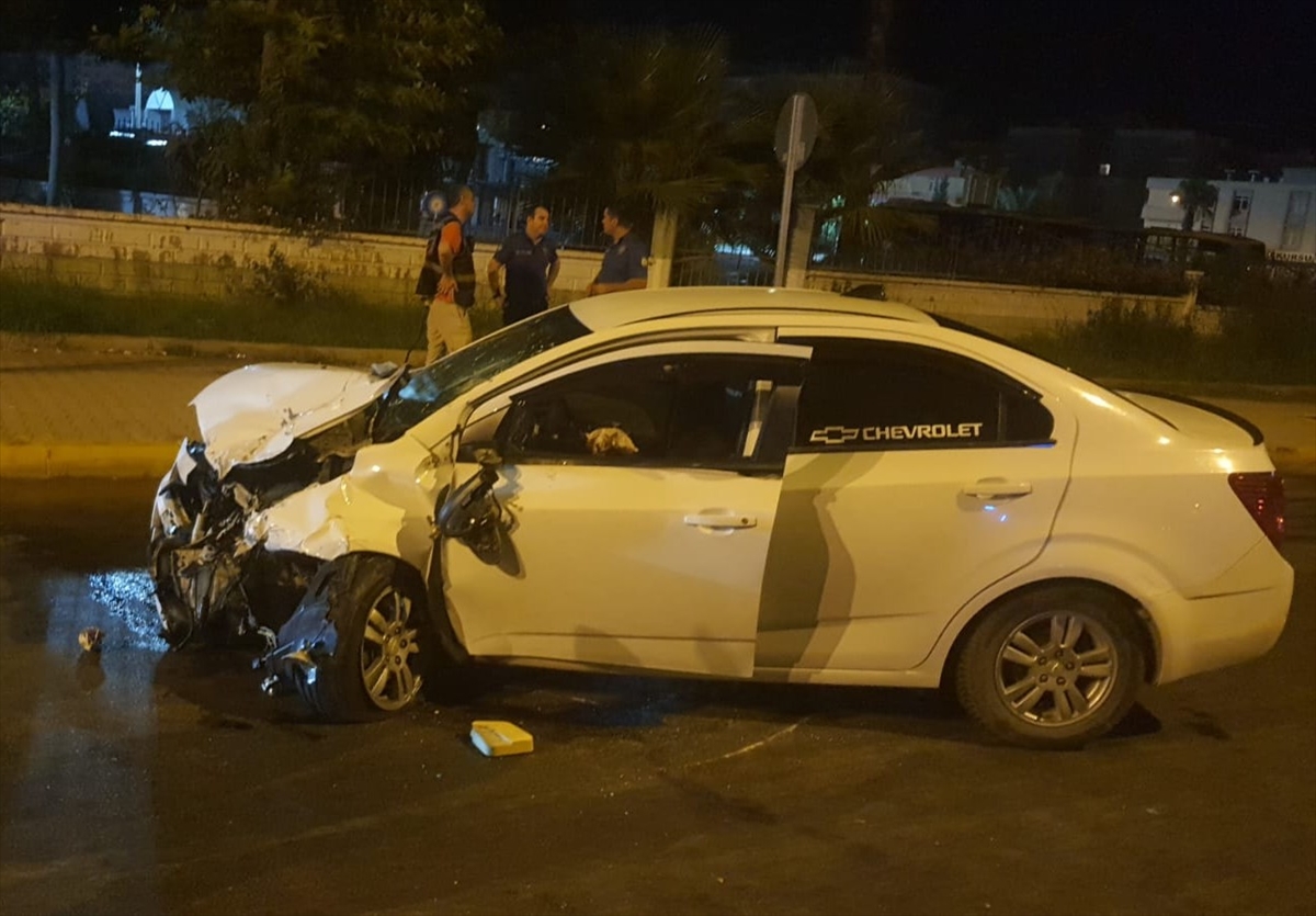 Antalya'da Korkutan Kaza: İki Otomobil Çarpıştı