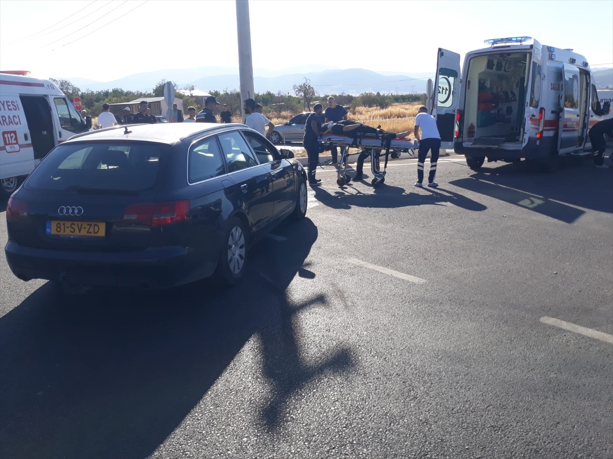 Antalya'da Feci Kaza: 3 Kişi Yaralandı, Sürücü Araçta Sıkıştı