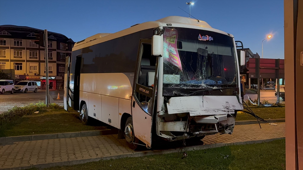 Antalya'daki Feci Kaza: Midibüs ve Araç Çarpıştı, 6 Kişi Yaralı