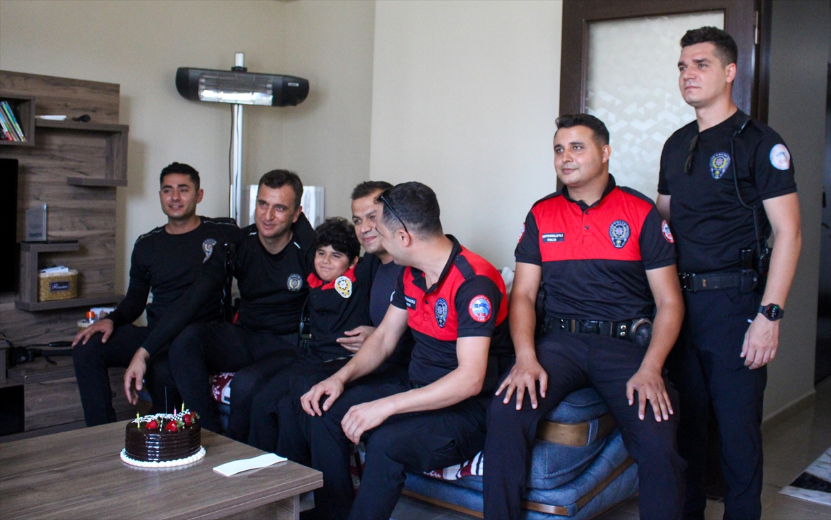 Hatay’da Polisler Duygusal Sürprizle 9 Yaşındaki Fırat'a Doğum Günü Hediyesi Verdi