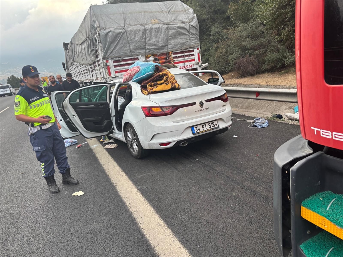 Osmaniye'de Korkunç Kaza: Tıra Çarpan Araçta 4 Kişi Yaralandı