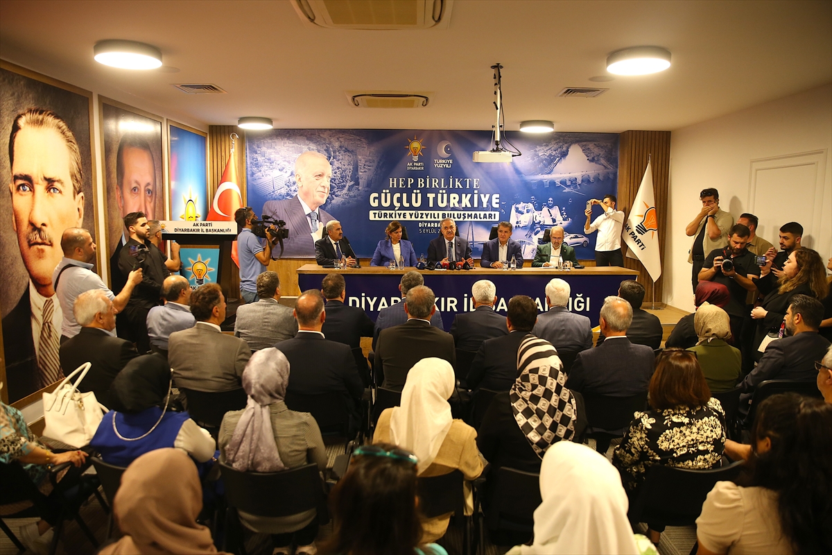Hayati Yazıcı'dan Diyarbakır'da Çarpıcı Mesajlar
