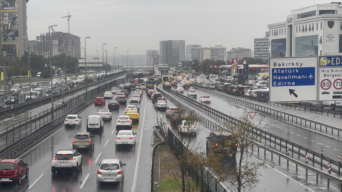 İstanbul Trafiği Alarm Veriyor Yoğunluk Yüzde 80'e Çıktı