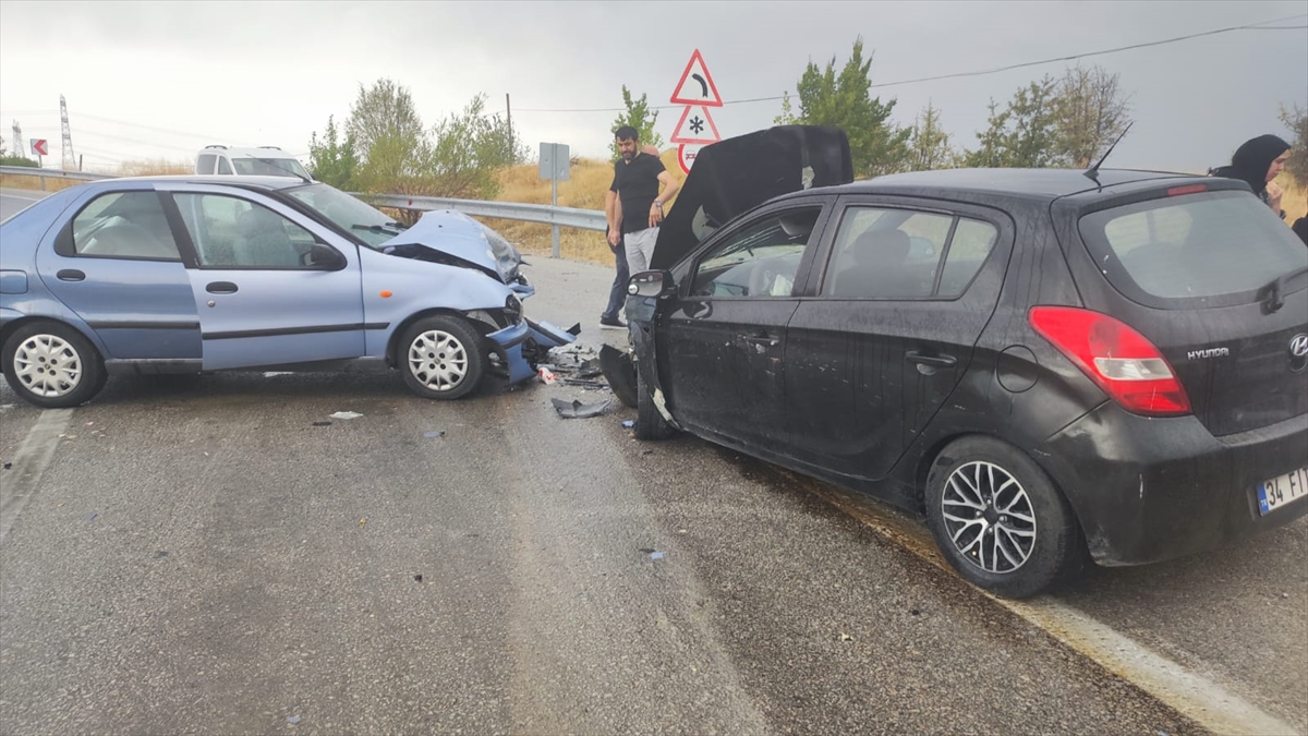 Ankara'da Korkutan Kaza: İki Otomobil Birbirine Girdi