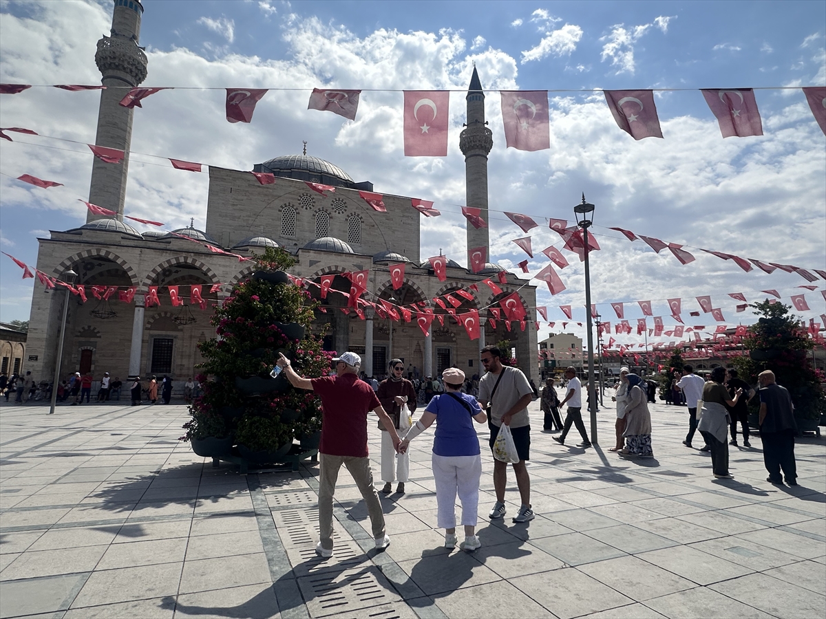 Mevlana Müzesi'nde Futbol Coşkusu: Milli Maça Doğru Konya'da Yoğun İlgi