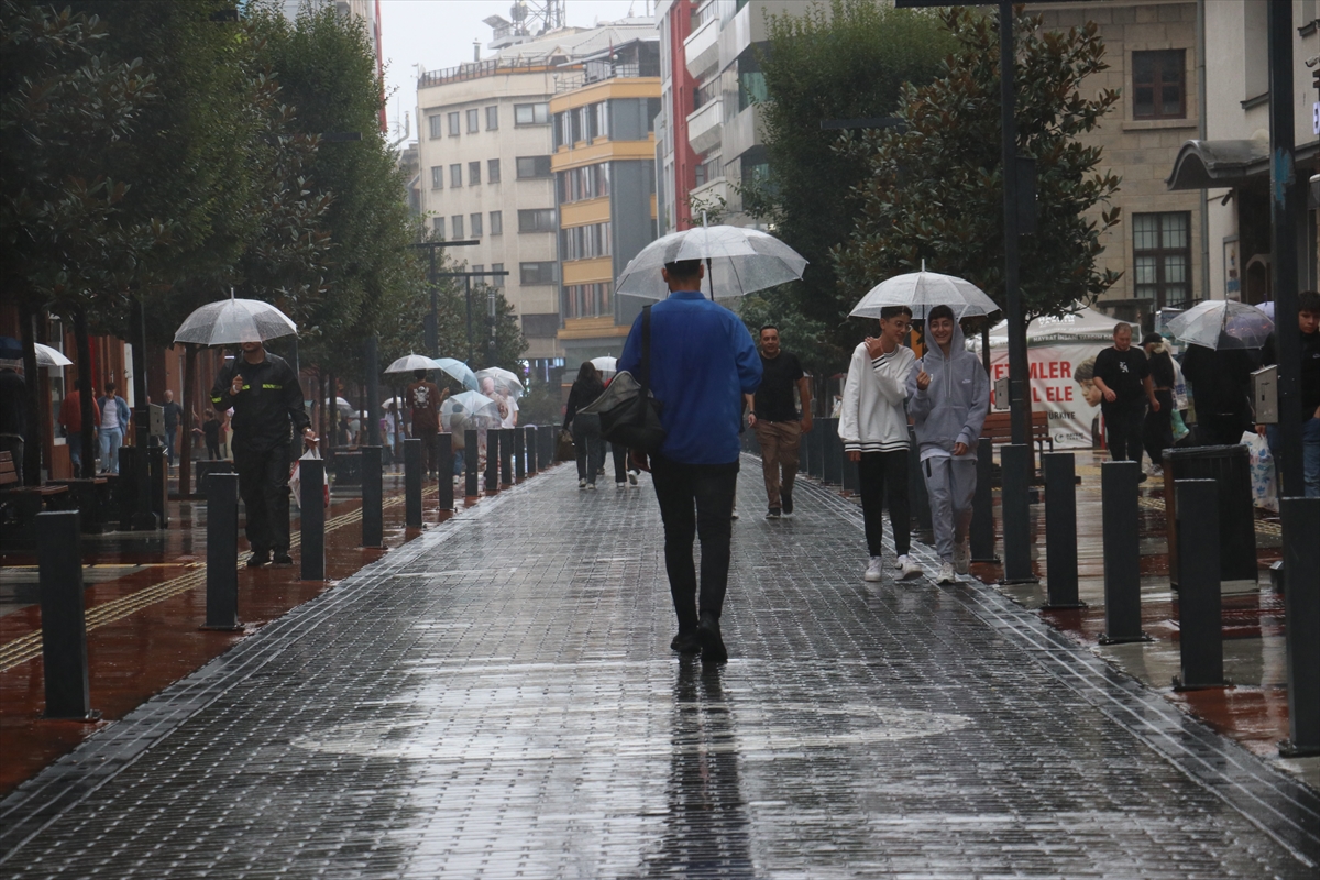 Trabzon'da Sağanak Yağış Hayatı Felç Etti