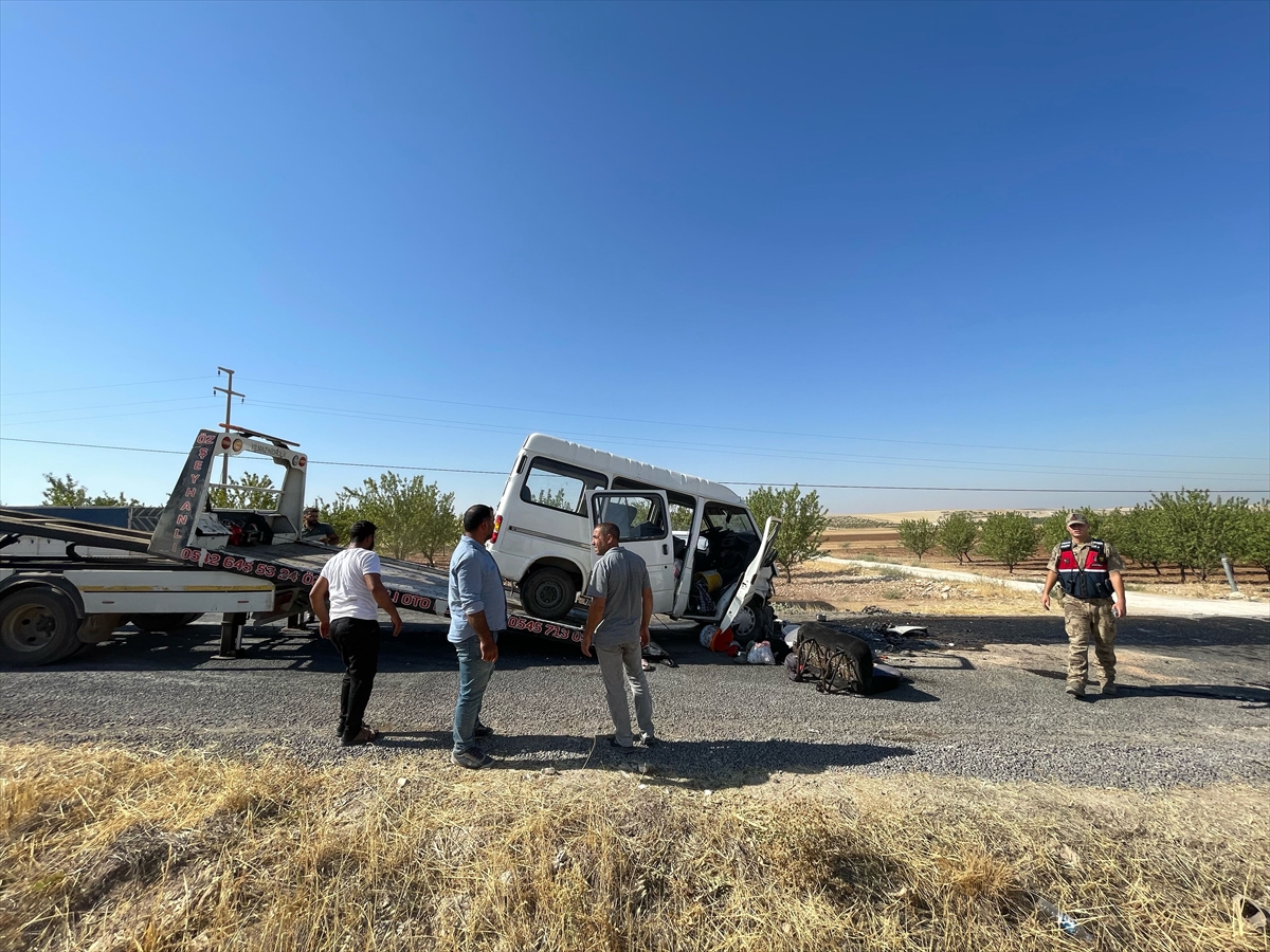 Şanlıurfa'da Korkutan Kaza: İşçi Minibüsü Otomobille Çarpıştı