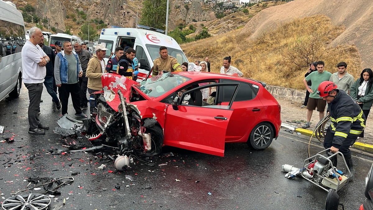 Nevşehir'deki Feci Kazada Tur Minibüsü ve Otomobil Çarpıştı