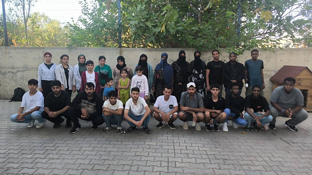 Balıkesir'de 28 Düzensiz Göçmenle Gerilim Dolu Anlar