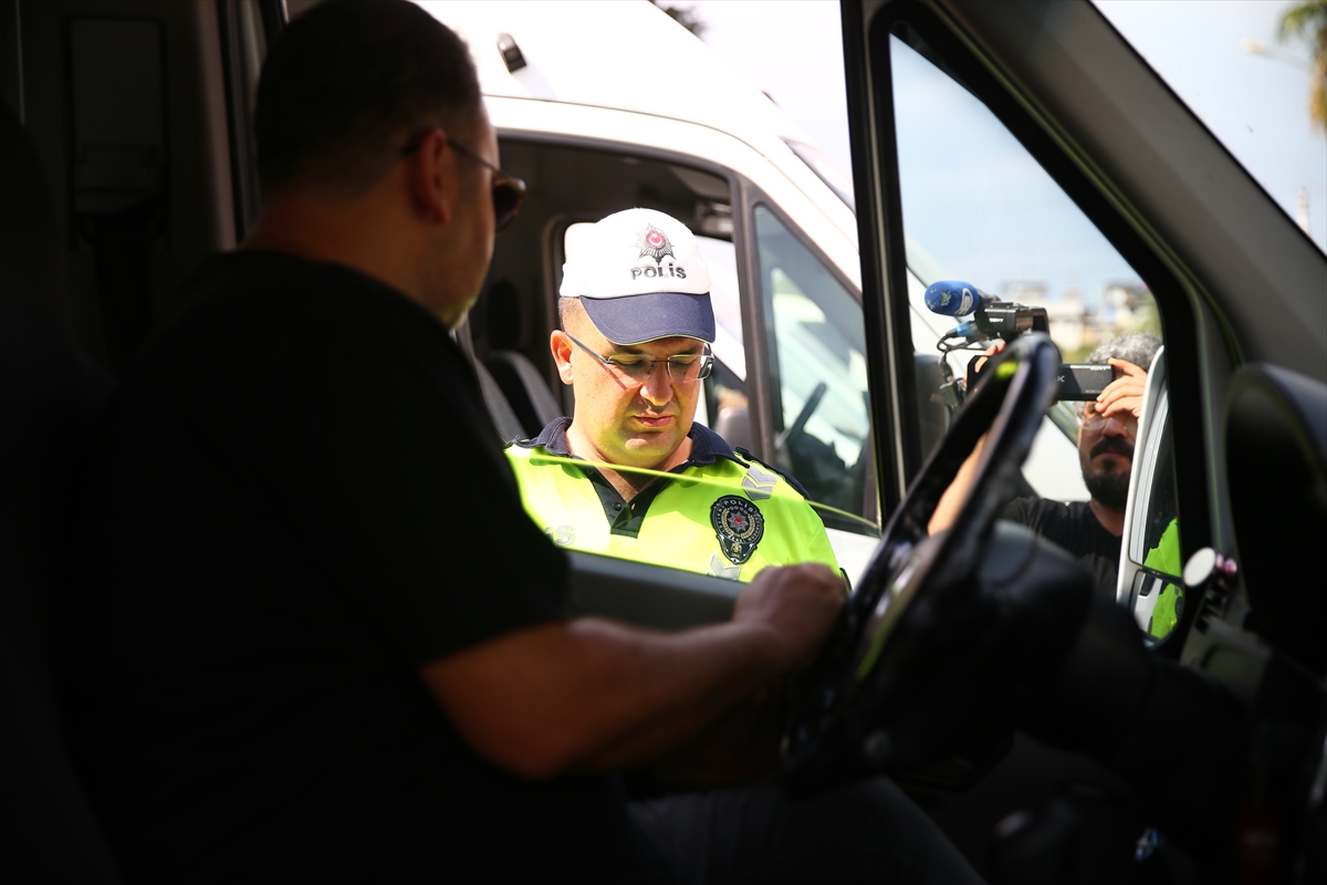 Adana'da Okul Servislerinde Şok Denetim: Trafik Polisleri İşbaşında