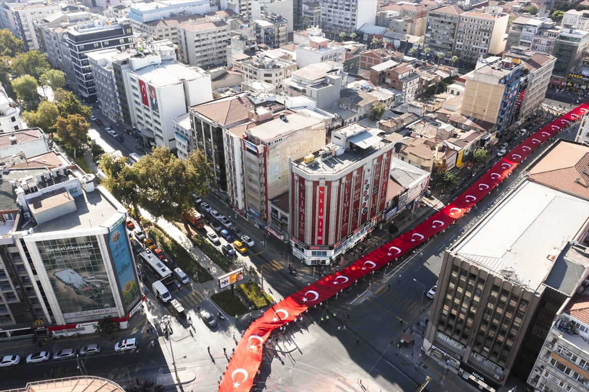 İzmir'in 103. Kurtuluş Yılı Coşkusu Sokağa Taştı