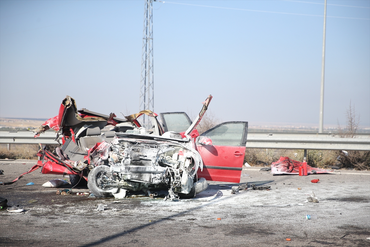 Niğde'de Feci Kaza: Otomobil Tıra Çarptı, 3 Kişi Hayatını Kaybetti