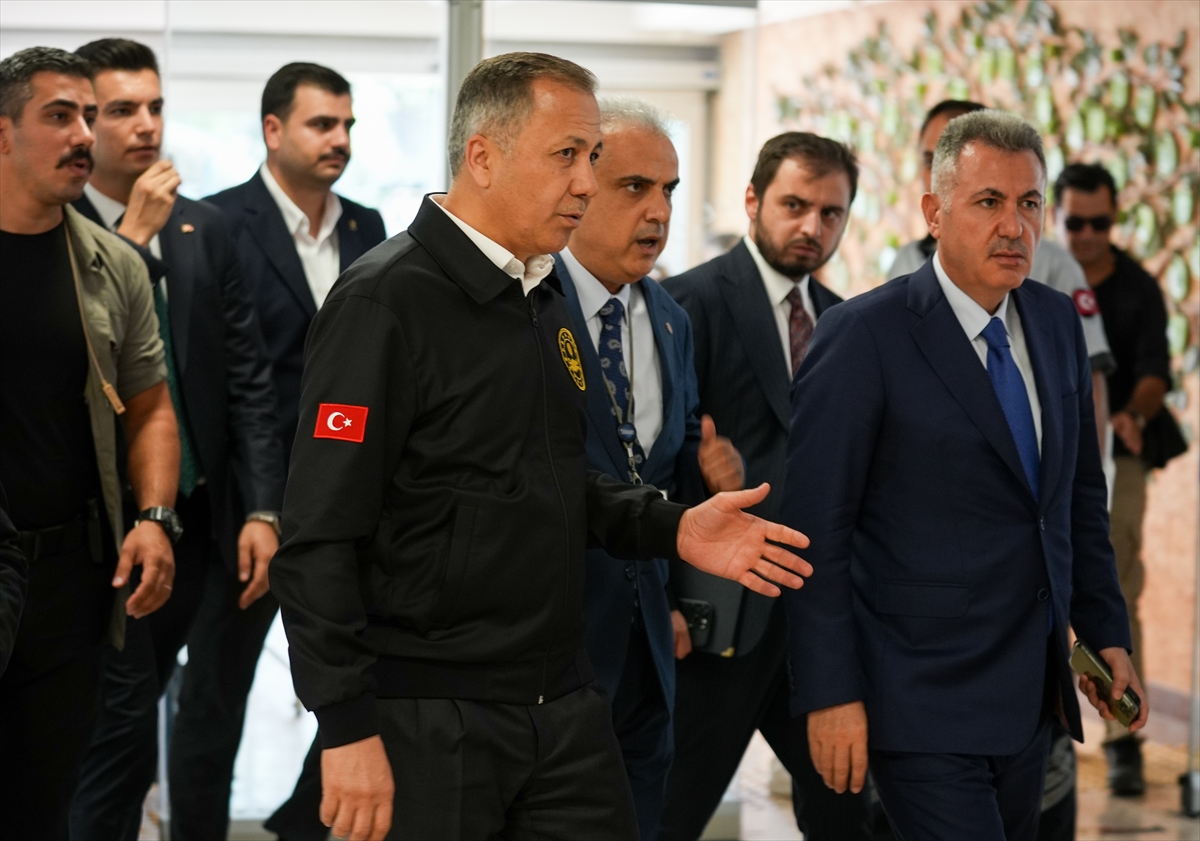 İzmir'deki Saldırının Ardından Bakan Yerlikaya'dan Duygusal Ziyaret