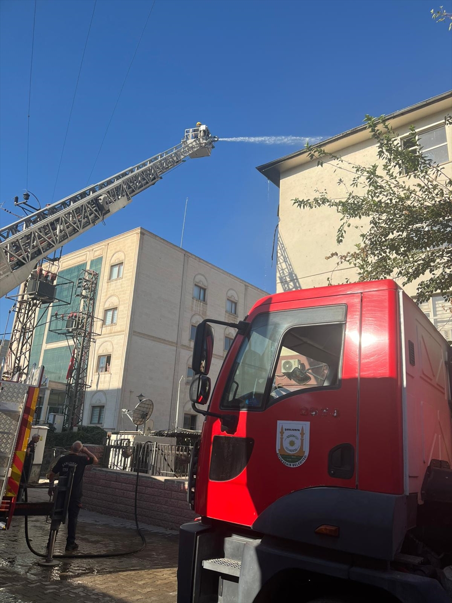 Şanlıurfa'da Hükümet Konağı'nda Gizemli Yangın Paniğe Sebep Oldu