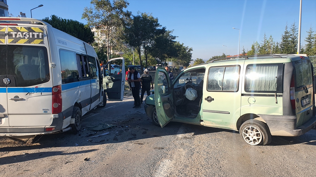 Manisa'da Öğrenci Servisinde Feci Kaza! 9 Kişi Yaralandı