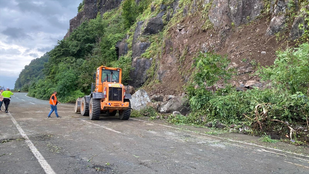 Karadeniz Sahil Yolu Heyelanla Mücadele Ediyor: Artvin'de Trafik Kabusu