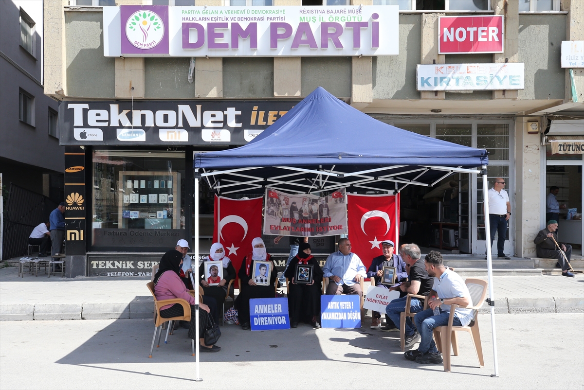 Muş'ta Evlatlarına Özlemle Bekleyen Aileler Yılmadan Mücadeleye Devam Ediyor