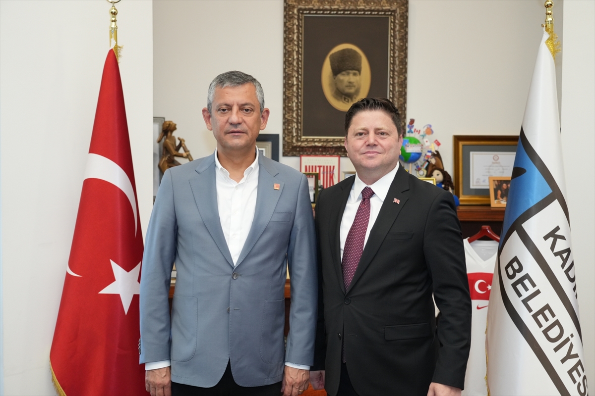 Özgür Özel Kadıköy'de Coşkulu Tanıtım Yaptı