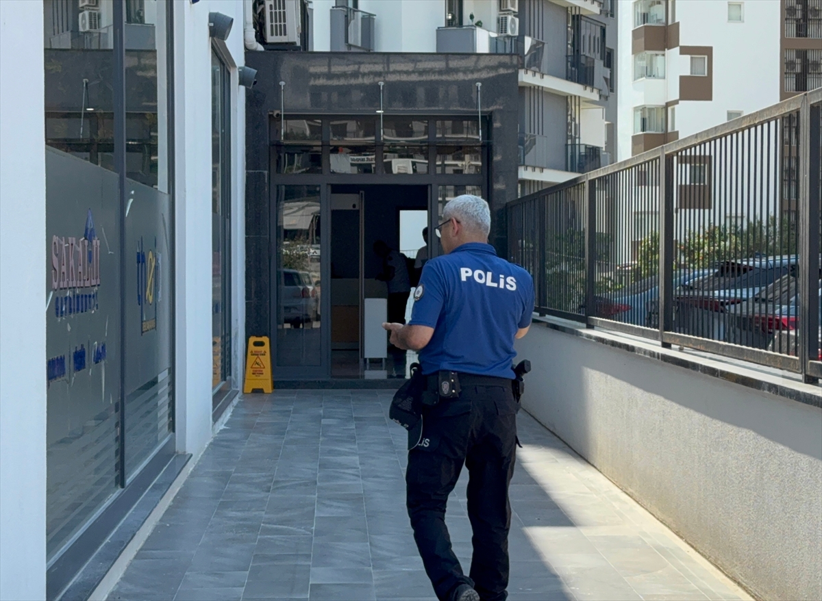 Yüreğir'de Korku Dolu Anlar: Belediye Başkanına Silahlı Saldırı