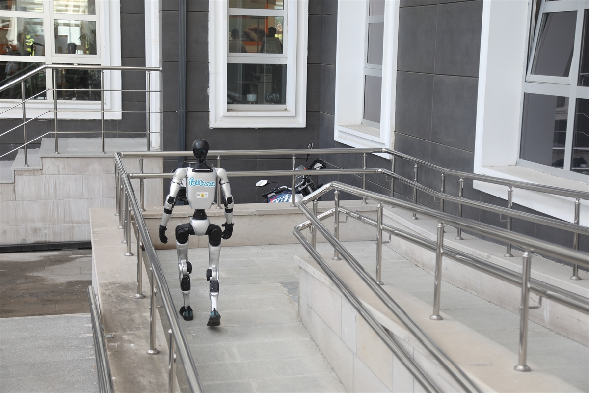 İnsansı Robot Fastman Samsun'da Şaşırtıcı Bir Adım Attı