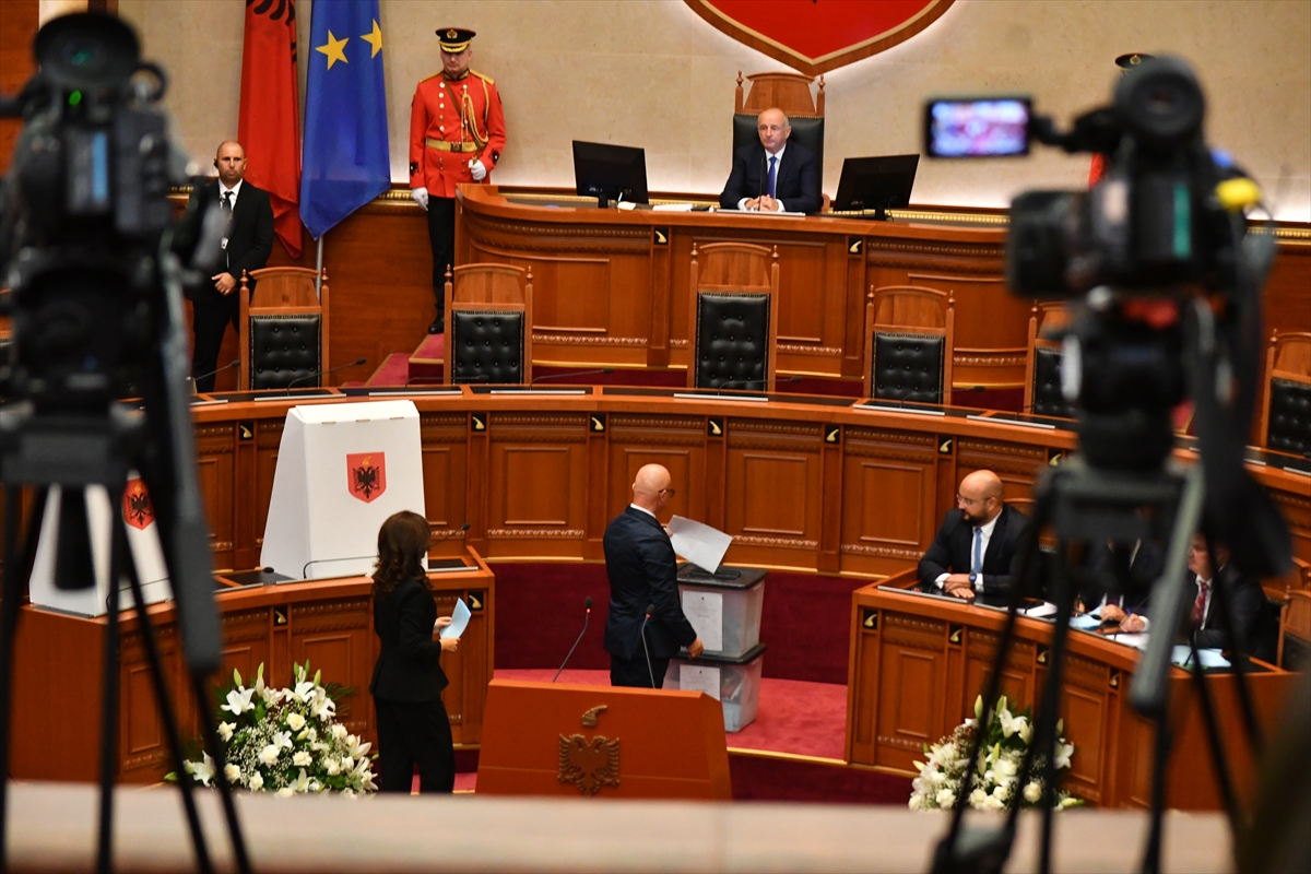 Arnavutluk Meclisinde Sürpriz Seçim: Niko Peleshi Liderlik Koltuğunda