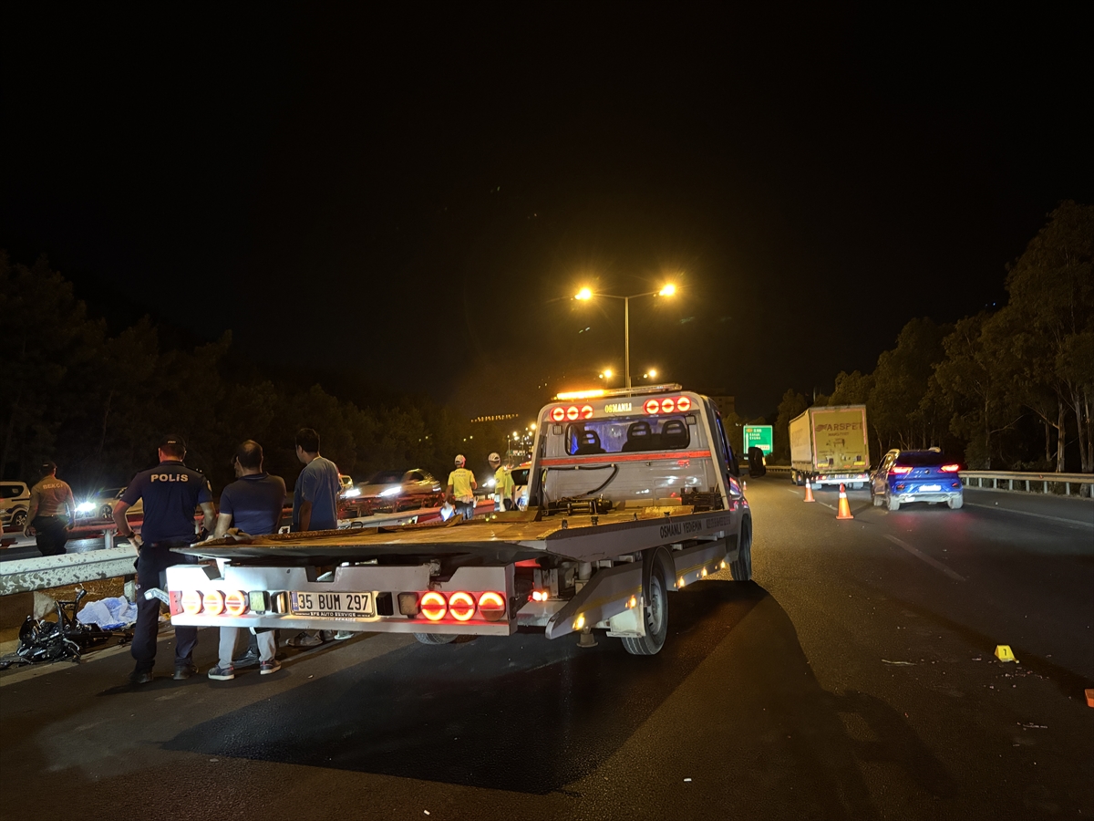 İzmir'de Gece Yarısı Feci Kaza: Motosiklet Bariyere Çarptı