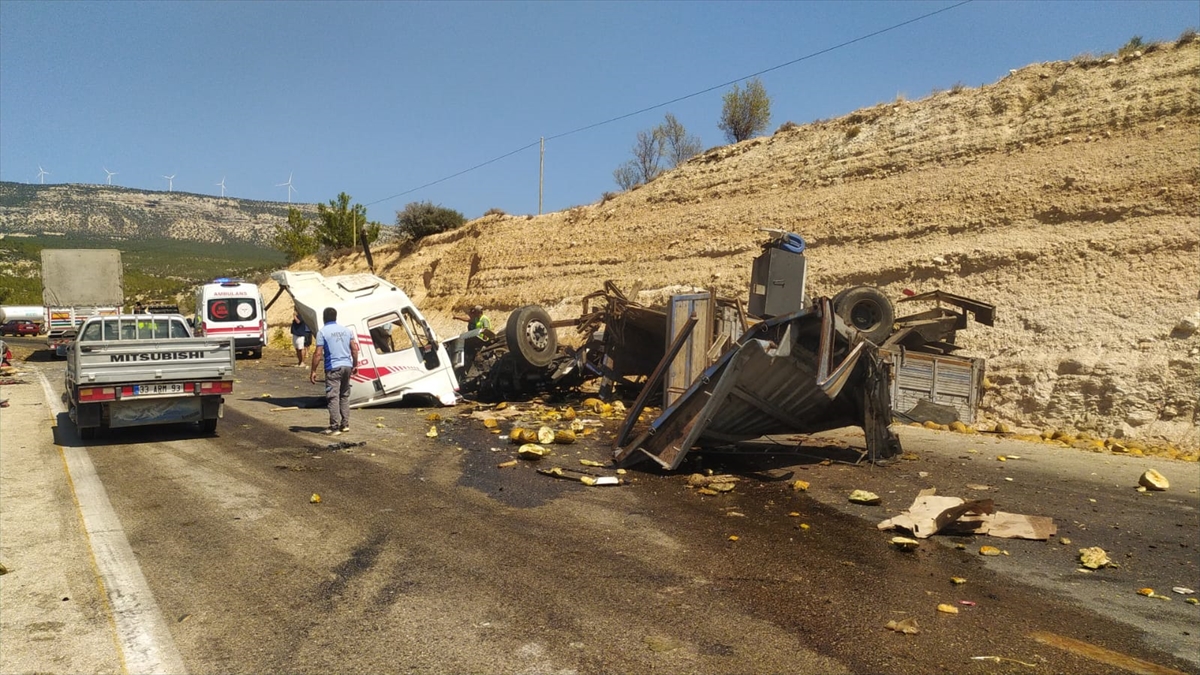 Mersin'de Feci Kaza: Tır Otobüse Çarptı, Can Kaybı Arttı