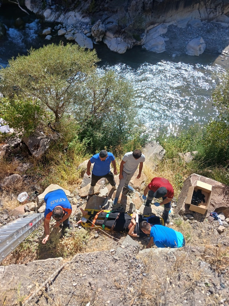 Tunceli'de Feci Kaza: Tepetaklak Olan Otomobilde 3 Kişi Yaralandı