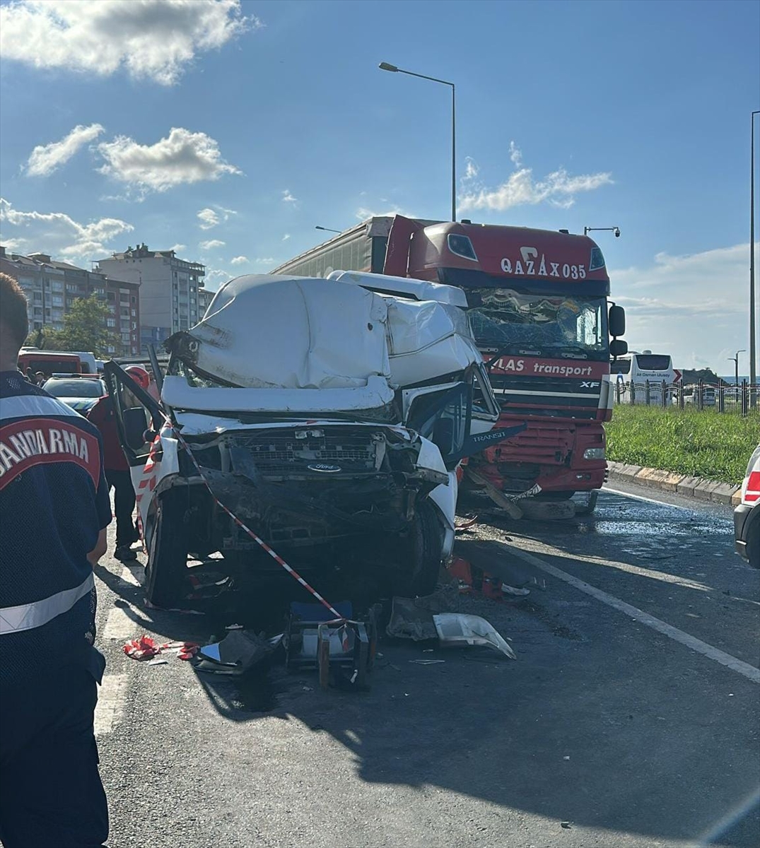 Trabzon'da Trafik Kazası Panik Yarattı: 14 Kişi Yaralandı
