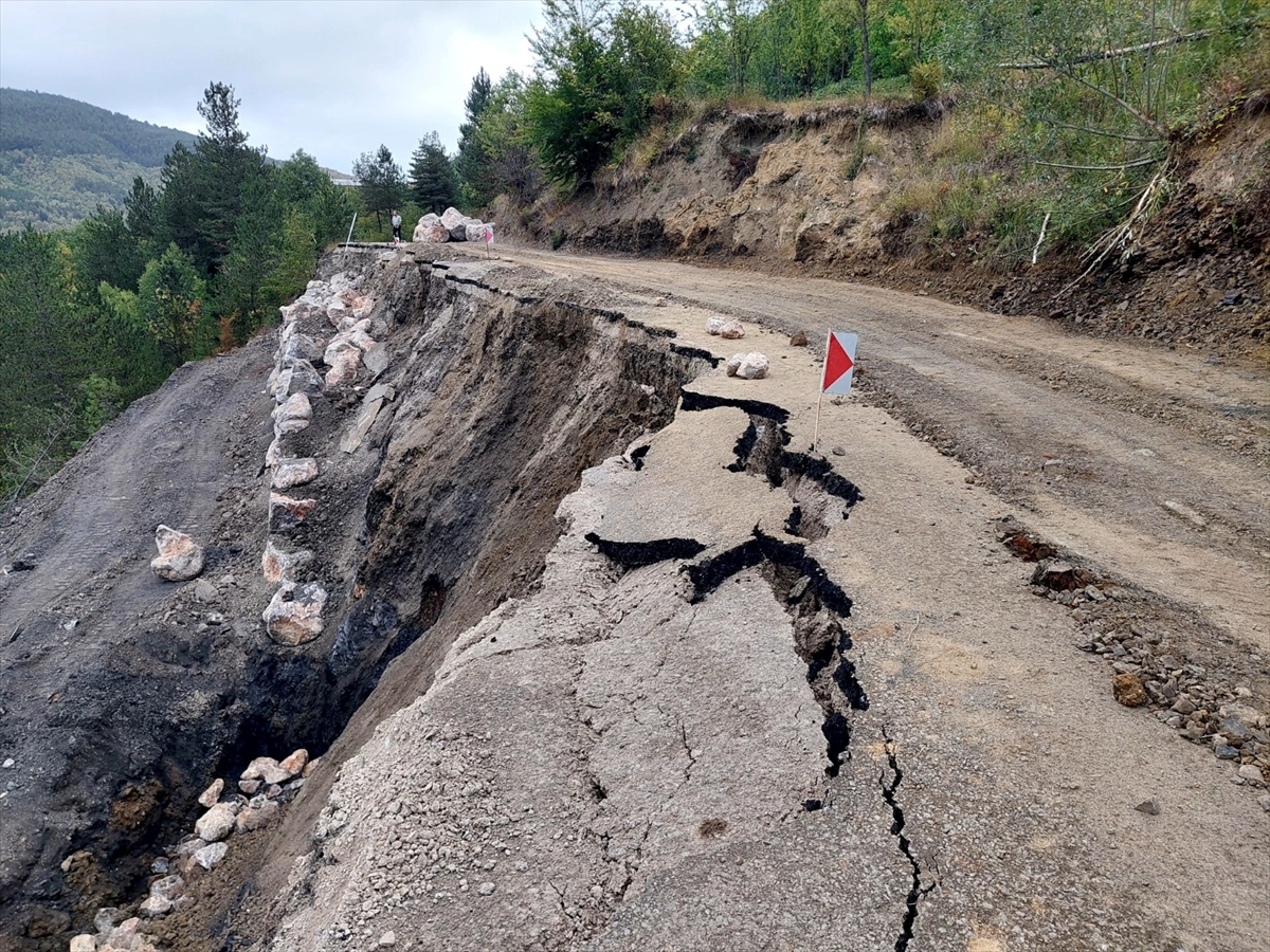 Kastamonu'da Heyelan Köy Yollarını Kapattı: Ekipler Seferber Oldu