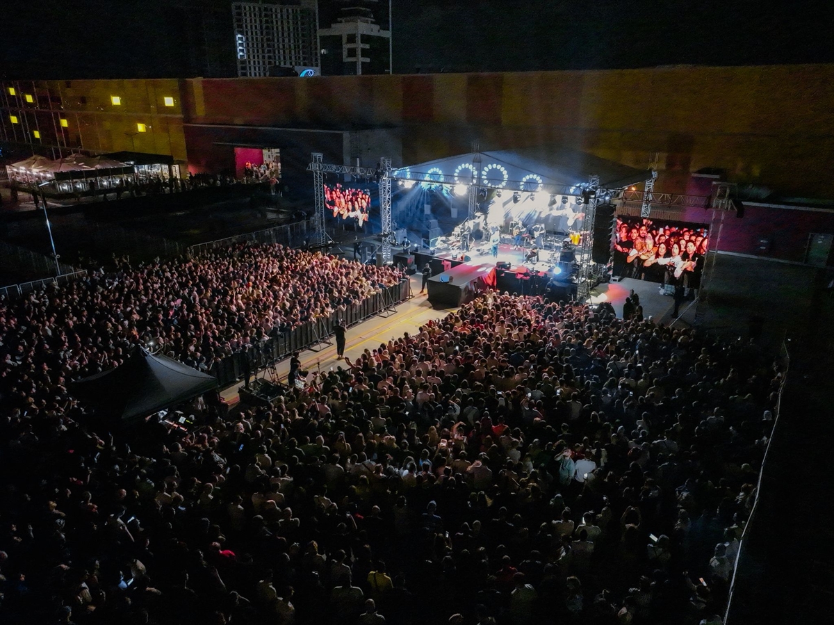 Efsane İsimler İstanbul'da Coşkulu Konserle Buluştu