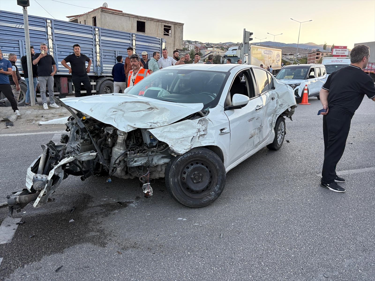 Sivas'ta Korkutan Kaza: Minibüs ve Otomobil Çarpıştı, 15 Yaralı