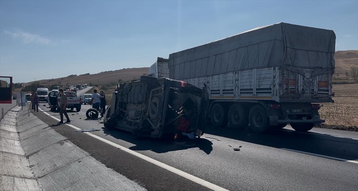 Tekirdağ'da Trafik Çilesi: Üç Araç Çarpıştı, 6 Yaralı Var