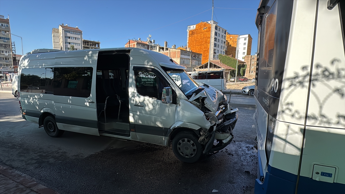 Elazığ'da Trafik Kazası Şok Etti: Minibüs ve Otobüs Çarpıştı