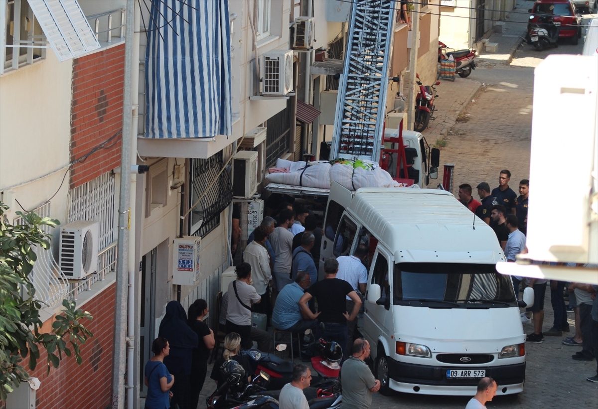Aydın'daki Şaşırtıcı Cenaze: 310 Kiloluk Bedeni Asansörle Taşıdılar