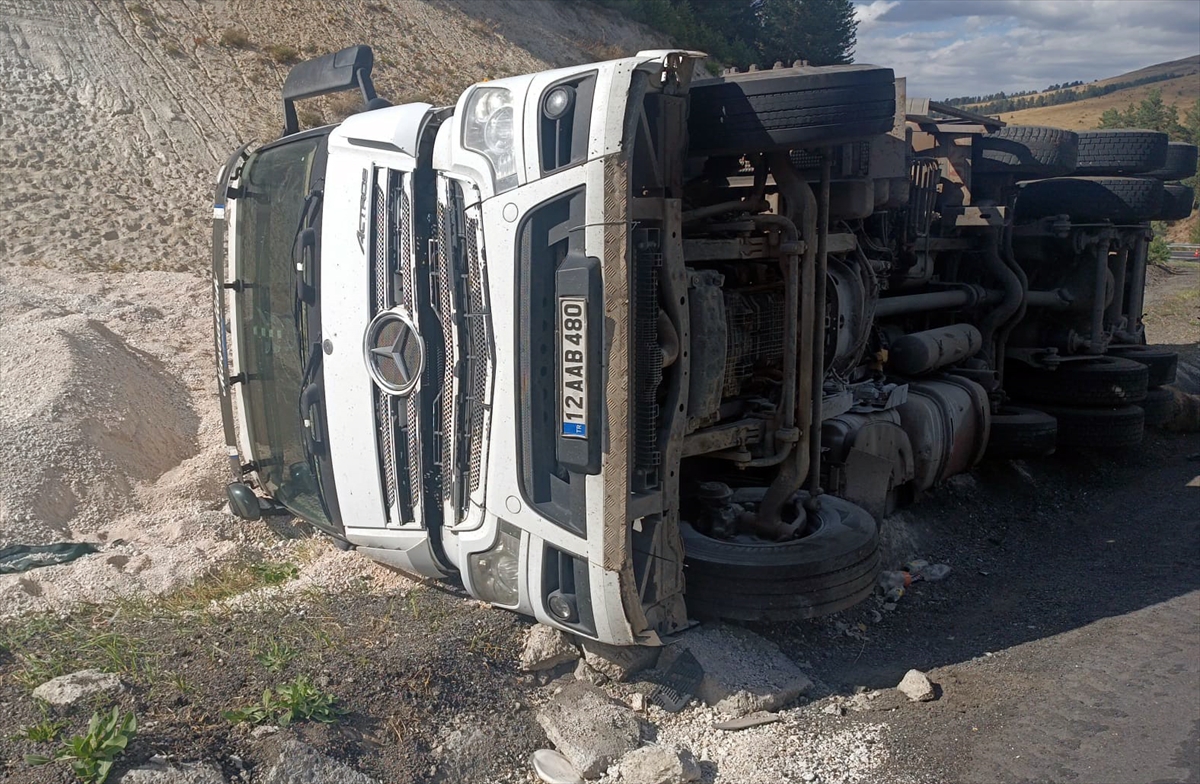 Kars'ta Hayvan Yüklü Kamyon Devrildi: 55 Koyun Telef Oldu