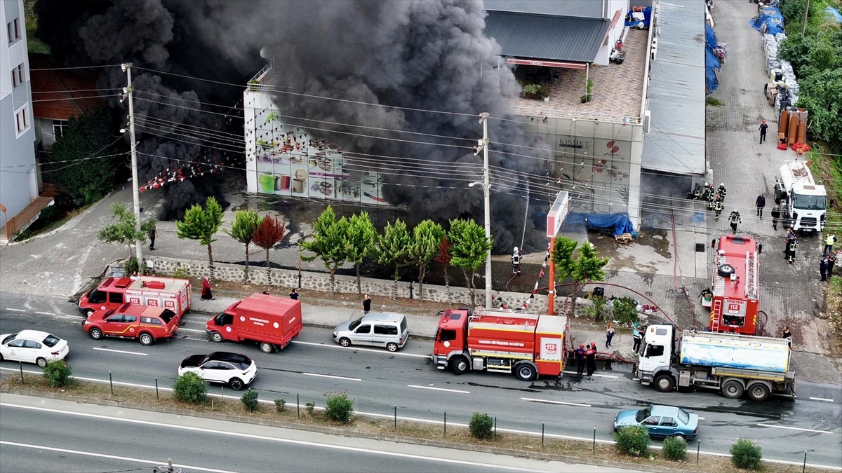 Trabzon'da Alışveriş Merkezindeki Yangın Tüm Bölgeyi Alarm Durumuna Geçirdi