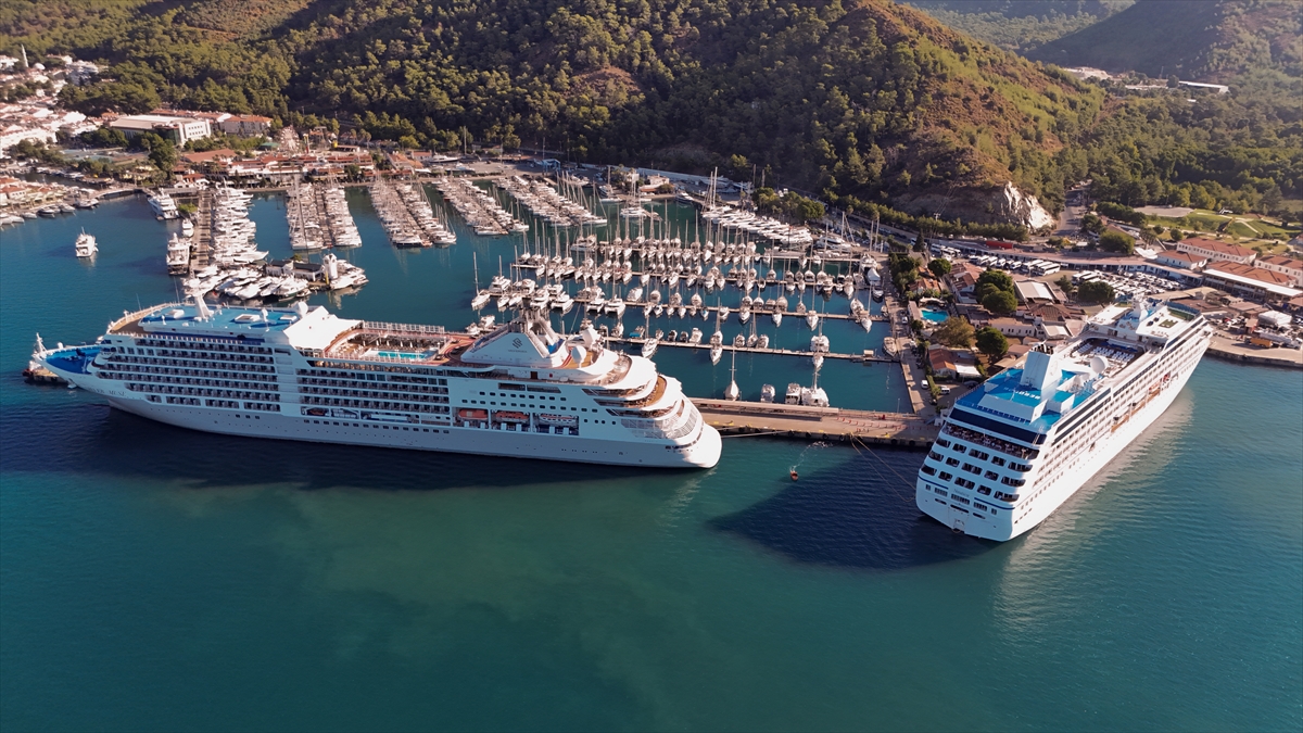 Marmaris'te Turist Akını: İki Kruvaziyer 1203 Yolcuyla Geldi