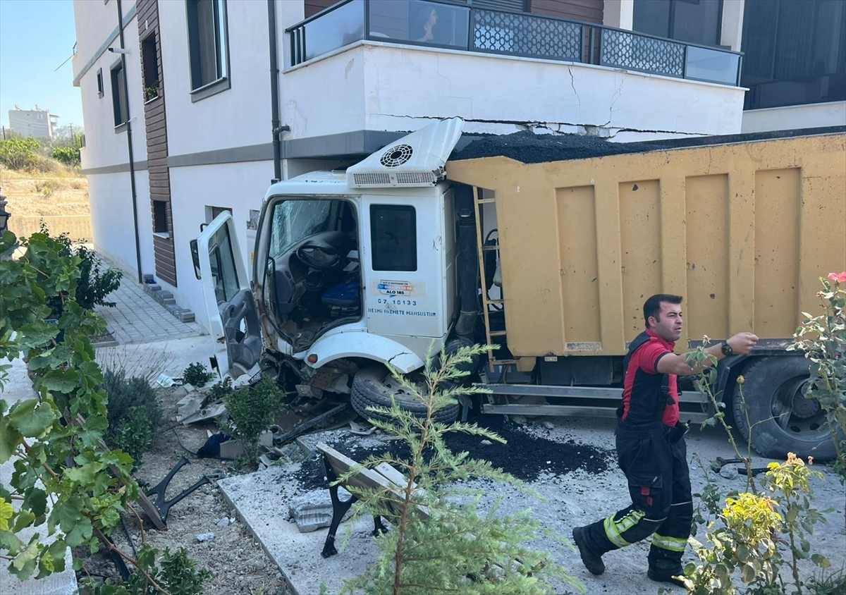 Mersin'in Kalbinde Kazanın Perde Arkası: Hafriyat Kamyonu Balkona Çarptı