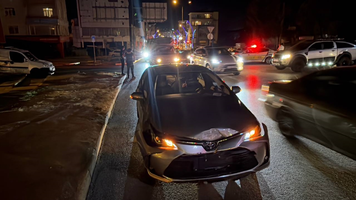 Kocaeli'de İnanılmaz Kaza: İki Araç Çarpıştı, 4 Kişi Yaralandı