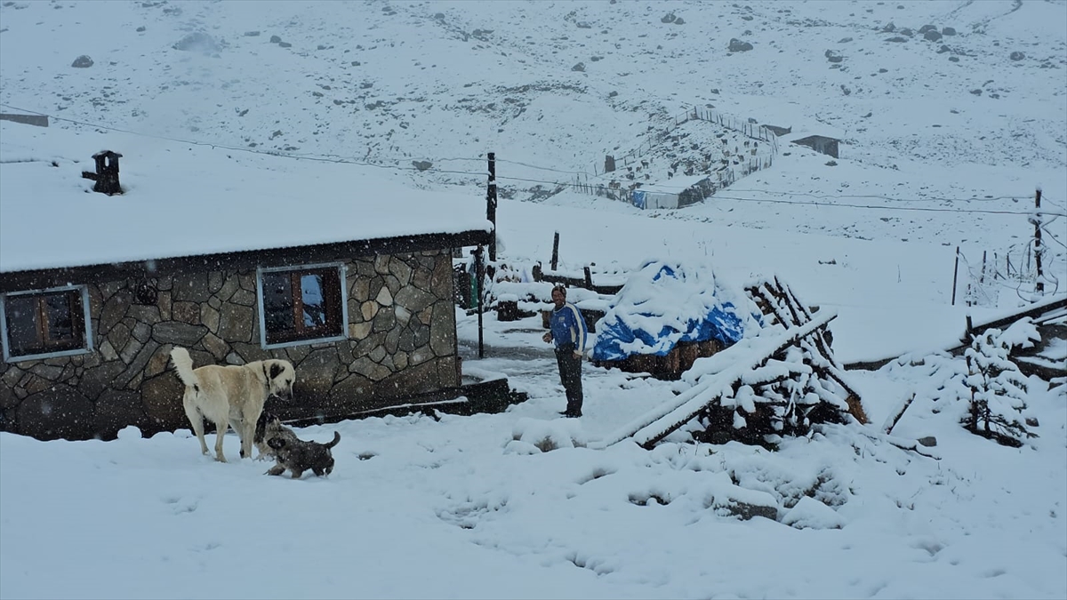 Rize'nin Yaylalarına Mevsimin İlk Karı Düştü: Doğa Severler İçin Mükemmel Bir Manzara