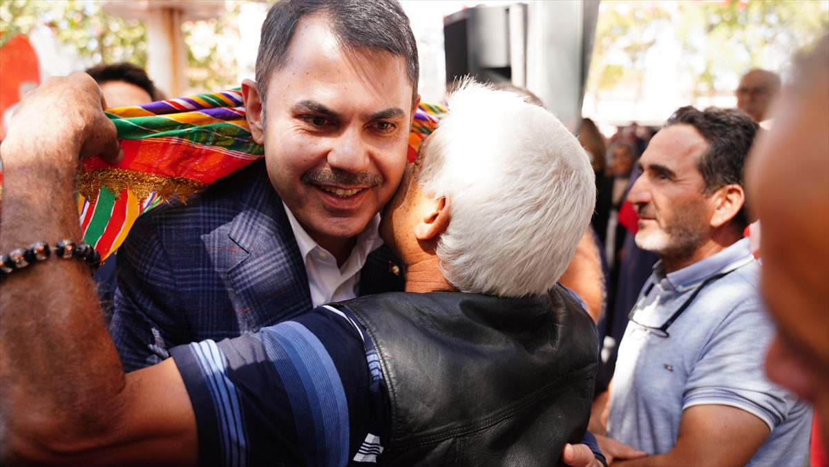 Bakan Kurum Depremzedelerle El Ele: Sındırgı'da Yeni Evlerin Temeli Atıldı