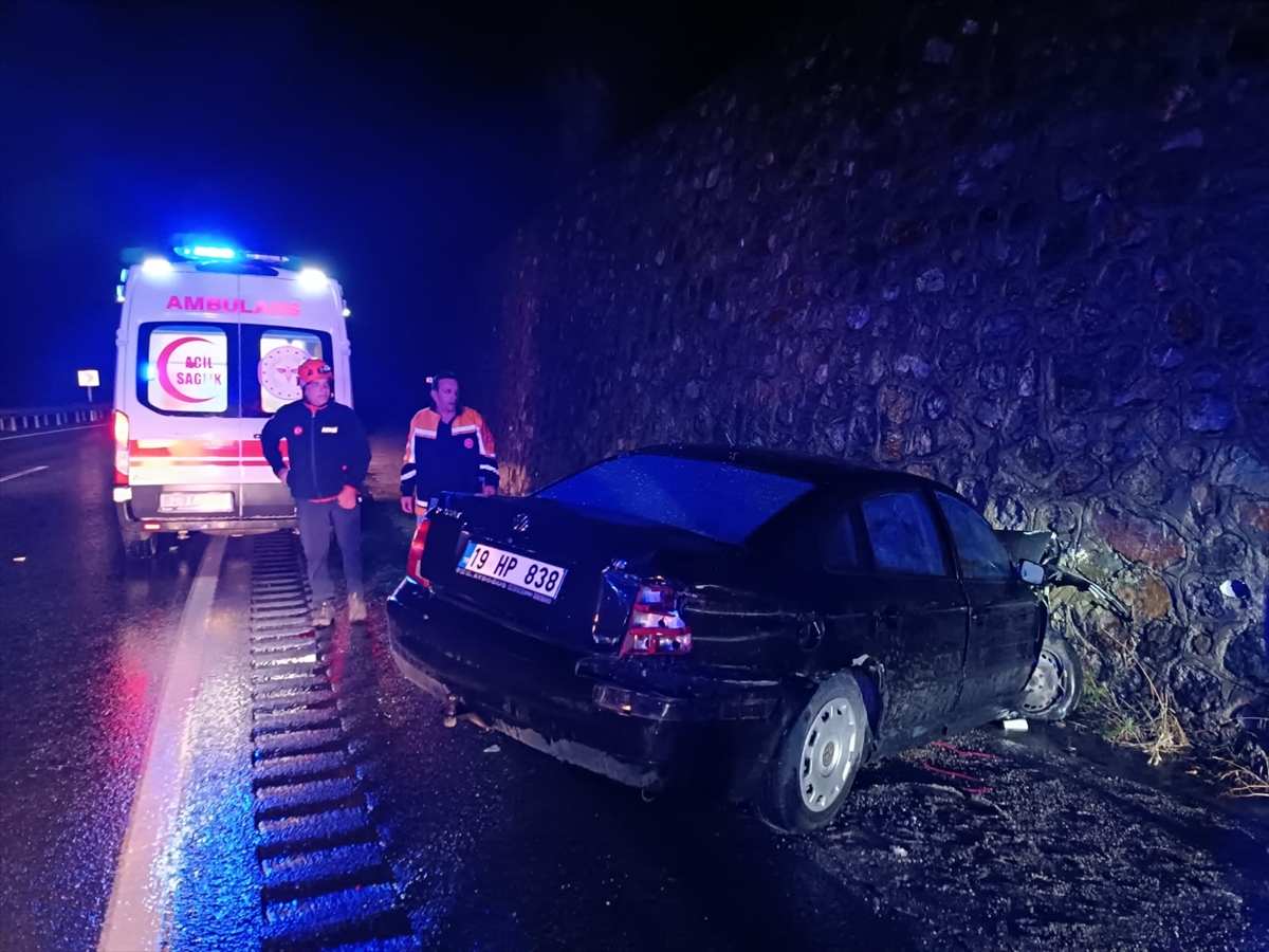 Gümüşhane Yolunda Korkutan Kaza: İstinat Duvarına Çarpan Araçta 3 Yaralı