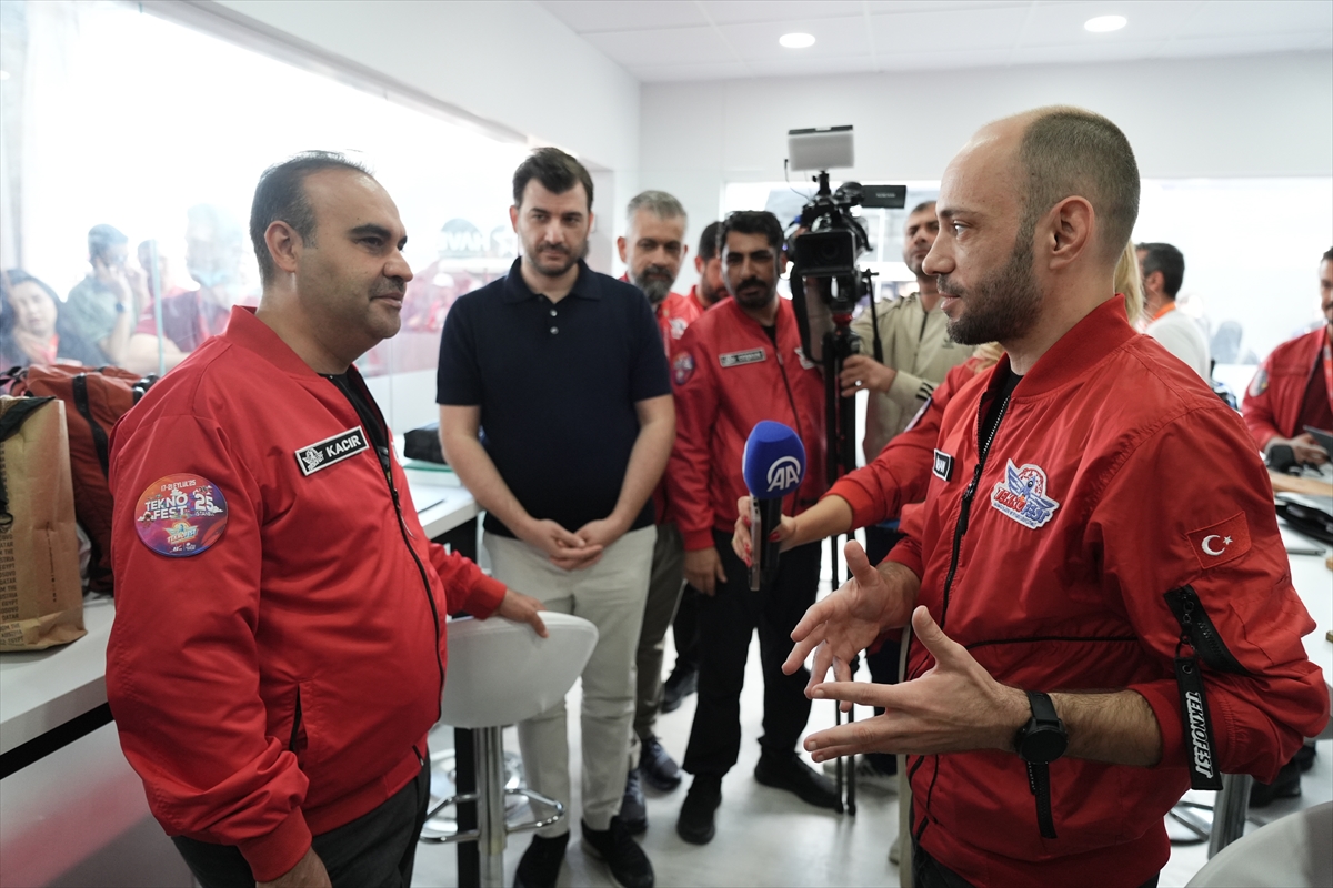 TEKNOFEST İstanbul’da Bakan Kacır AA Standında Sürpriz Açıklamalar Yaptı