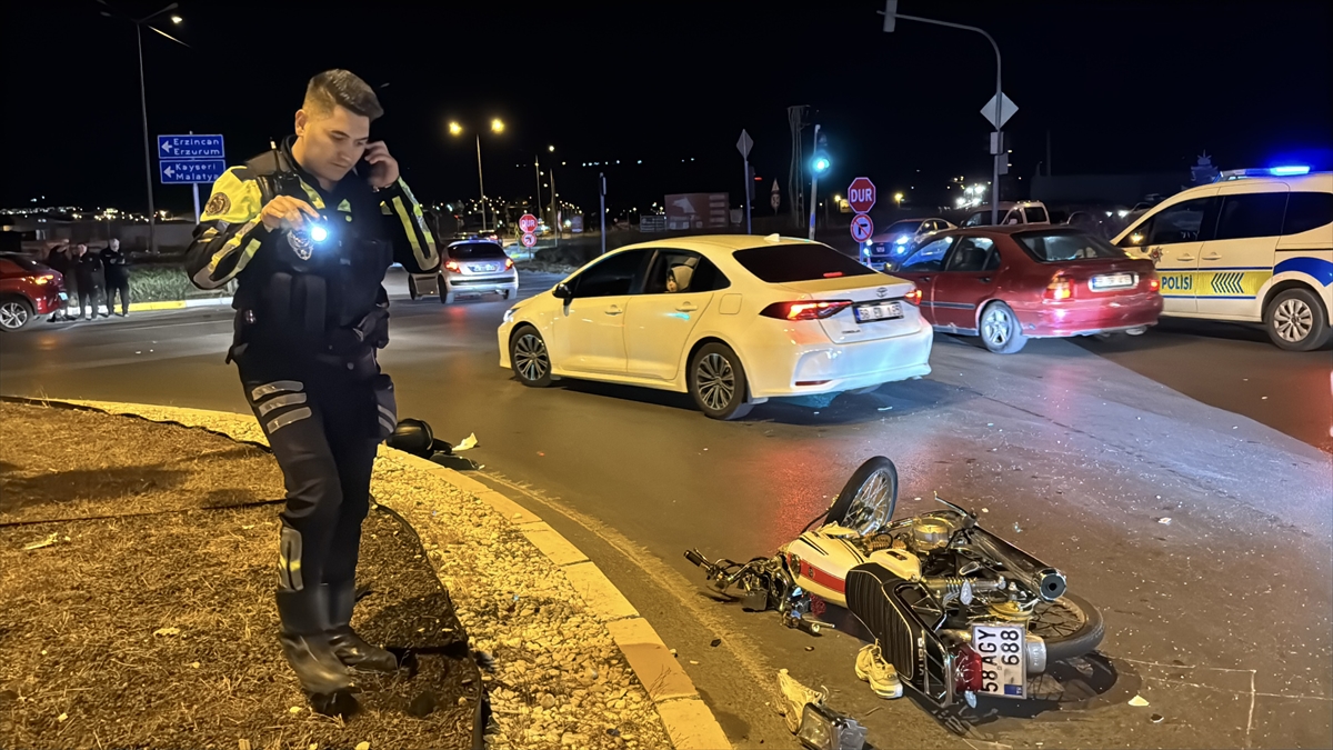 Sivas'ta Korkutan Kaza Motosiklet Sürücüsü Ağır Yaralandı