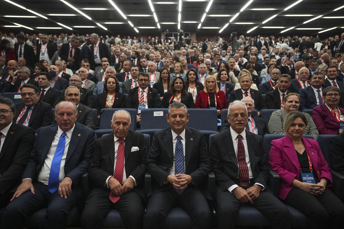 CHP Tarihinde Bir Dönüm Noktası: Özgür Özel Yine Genel Başkan Seçildi