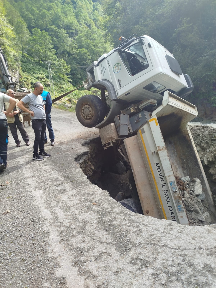 Artvin'de Kamyon Kazası: Heyelan Yolu Kapattı Sürücü Yaralandı