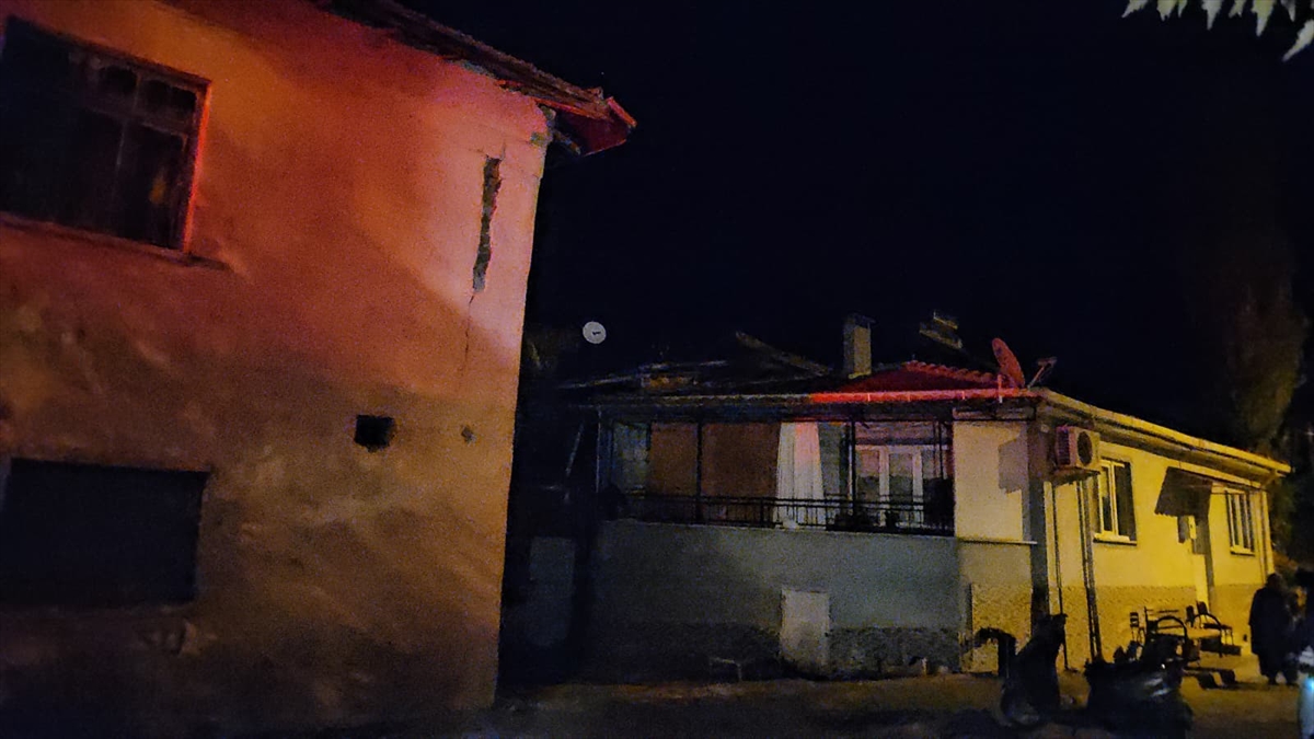 Balıkesir'de Gece Yarısı Deprem Panik Yarattı