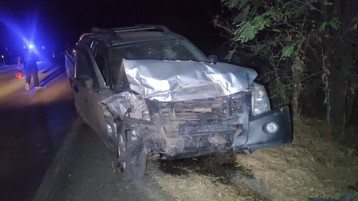 İzmir'de Feci Kaza: Kamyonet ile Otomobil Çarpıştı, Can Kaybı ve Yaralılar Var